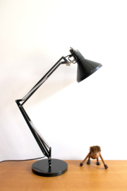 Zwarte vintage bureaulamp met zwenk arm. Industriele retro design lamp