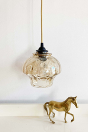 Klein vintage hanglampje van gebobbeld glas. Glazen retro lampje.