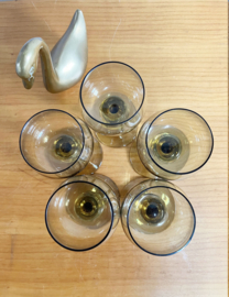 Set van 5 vintage wijnglazen. Vijf amberkleurige glazen