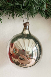 Groene vintage deukbal met paarse binnenkant. Glazen retro kerstbal