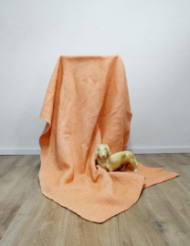 Wollen vintage sprei/ plaid. Zalmroze / oranje retro deken van wol.