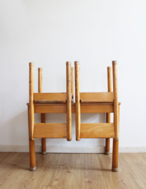 Houten vintage lessenaar met 2 stoeltjes. Retro Schilte tafel met schoolstoelen