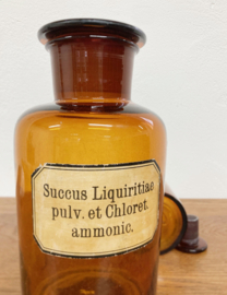 Twee originele apothekersflessen met dop. Bruine vintage stopfles met etiket
