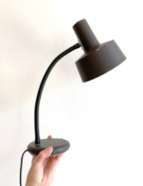 Bruine retro bureaulamp. Vintage lampje met buigbare poot