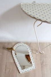 Romantisch wandtafeltje met spiegel. Vintage  kaptafeltje/ spiegeltje met planchet.