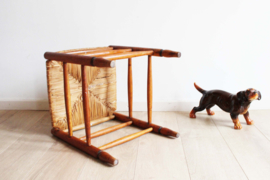 Houten vintage krukje met biezen zitting. Retro / boho bankje