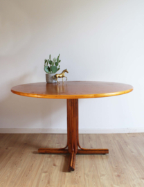 Houten vintage eettafel met rond blad. Mid Century retro design tafel.