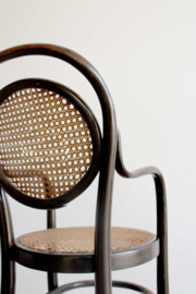 Houten Thonet (?) kinderstoel met webbing zitting. Hoge vintage stoel