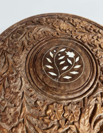 Klein handgesneden tafeltje uit India. Houten vintage plantentafel