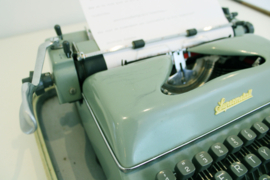 Mintgroene vintage typmachine in koffer. Retro schrijfmachine - Supermetall