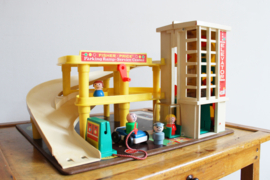 Vintage Fisher-Price garage met auto en 4 poppetjes. Origineel retro speelgoed.