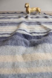 Blauwe wollen vintage deken. Retro sprei met strepen