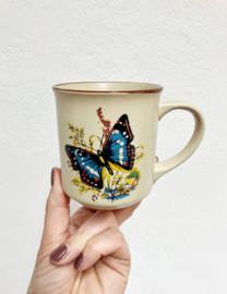 Set vintage theekoppen met vlinders. Twee aardewerk retro kopjes / mokken