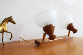 Houten vintage wandlamp met twee witte kappen. Retro lamp - Steinhauer