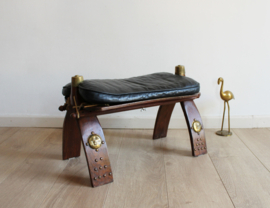 Vintage kamelenzadel kruk met lederen kussen. Houten Boho kameel  voetenbankje