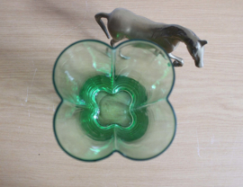 Groene glazen vintage vaas. Origineel retro vaasje van glas