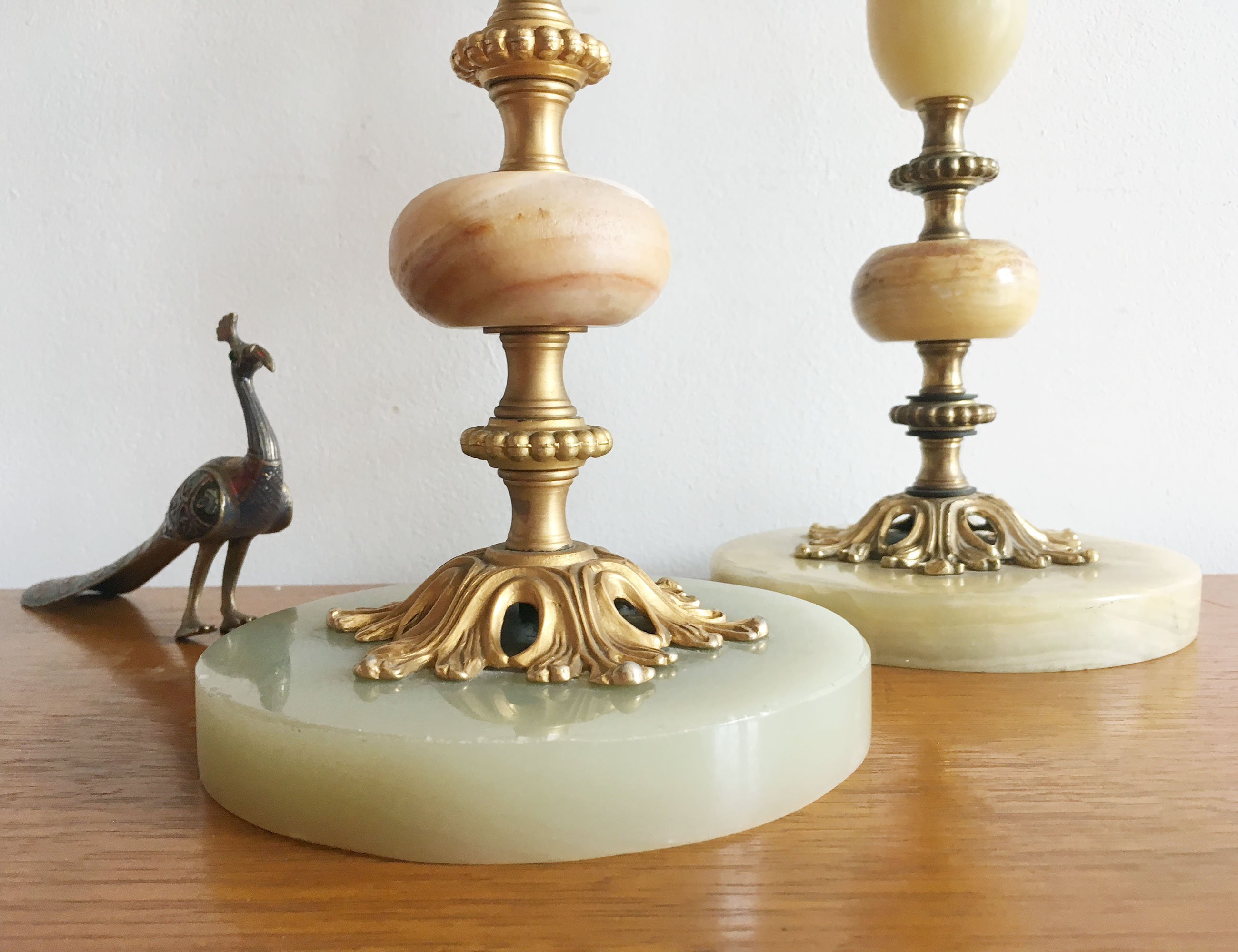 Set tafellampen in marmer look. Twee vintage lampjes van albast