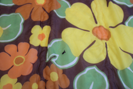 Vintage slaapzak met seventies patroon. Retro sprei in geel/bruin/oranje