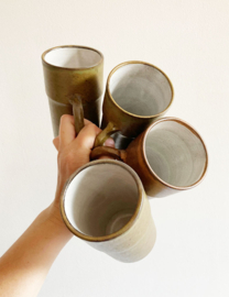 4 stenen vintage koppen, serie Quirina van  Lucie Q Bakker. Bruine retro mokken/bierbekers