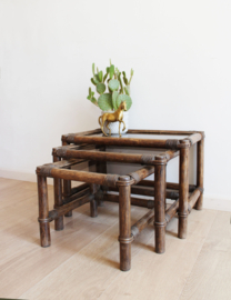 Vintage mimiset van rotan en glas. 3 retro tafeltjes / nesting tables / Manou