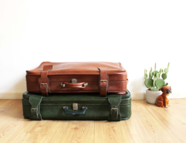 Set vintage koffers, bruin en groen.Retro valies / reistas