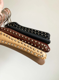 9 vintage kledinghangers van skai leer. Set retro kleerhangers o.a. met studs