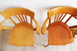 Set houten vintage cafe stoelen. Twee retro stoeltjes met armleuningen.