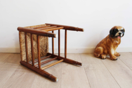 Houten vintage krukje met biezen zitting. Retro / boho bankje