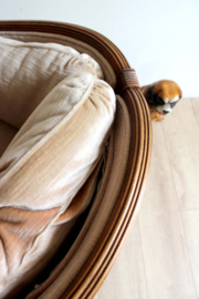 Vintage fauteuil bekleed met licht bruin velvet. Antieke velours stoel