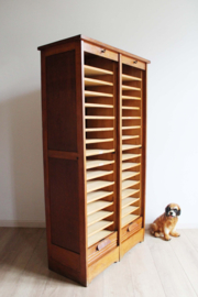 Grote antieke archiefkast met roldeuren. Houten vintage rolluikkast
