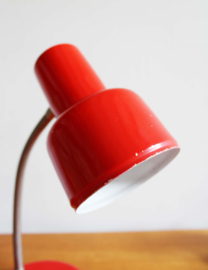 Rode retro bureaulamp. Vintage lampje met buigbare poot