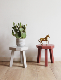 2 vintage plantentafeltjes. Set houten retro tafeltjes.