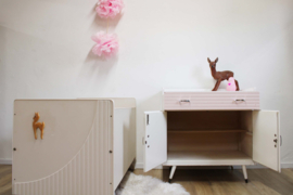 Vintage commode met ledikantje met hertje. Houten retro kast + bedje