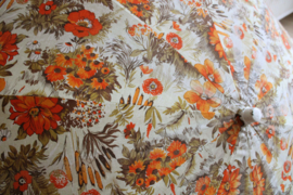 Grote vintage parasol met bloemen. Retro zonnescherm uit de jaren 70.