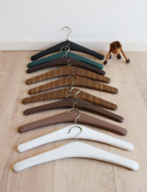 10 vintage kledinghangers, skai leer. Set retro kleerhangers / kapstokjes