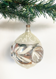 Glazen vintage kerstbal met deukjes. Antiek zilveren kerstornament