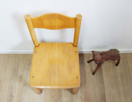 Houten vintage schoolstoeltje. Retro kleuter / peuter stoel