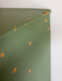 Groene vintage kledingkast. Houten retro kast / linnenkast