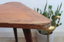 Vintage bijzettafel in driehoek vorm, opknapper. Houten retro tafeltje