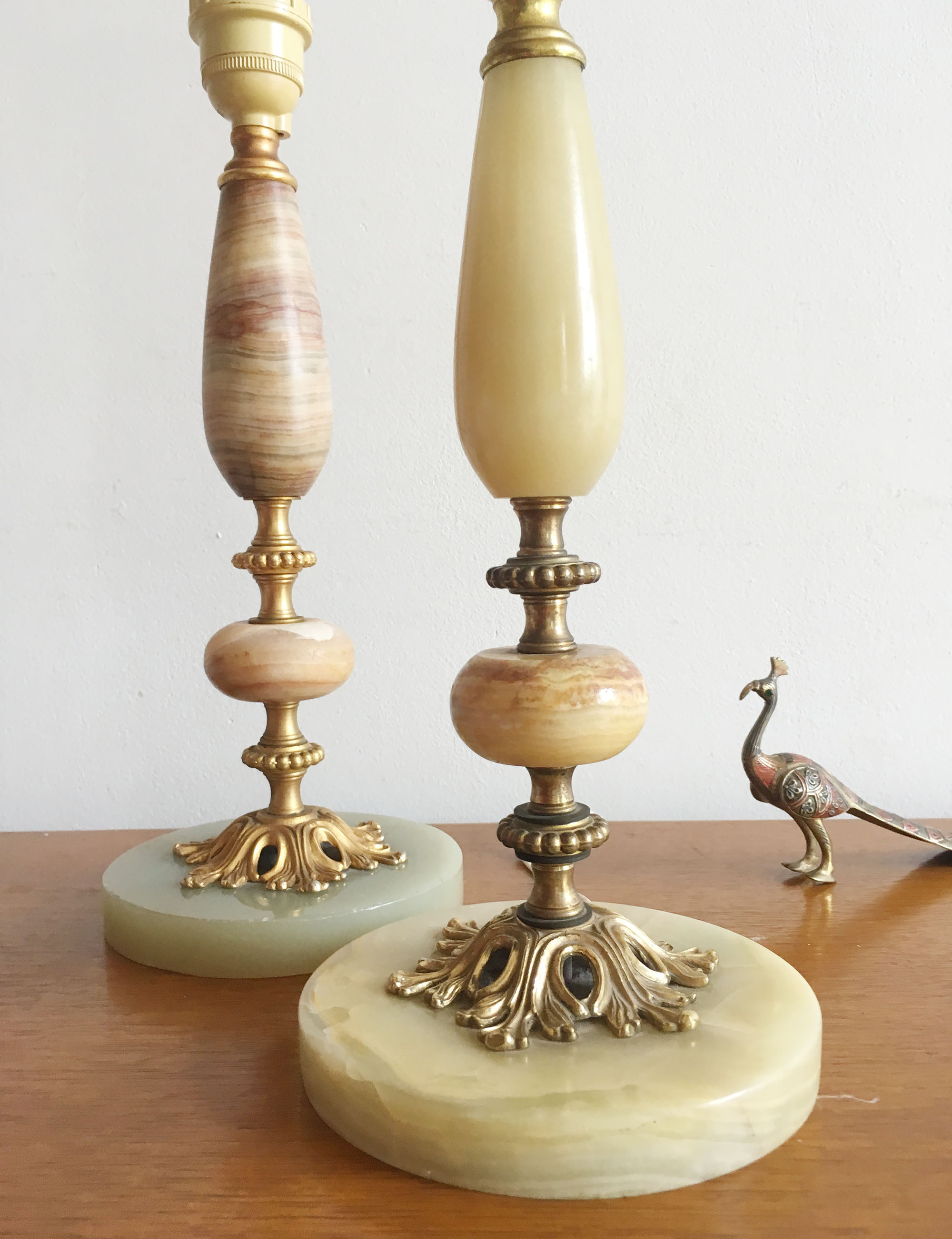 Set tafellampen in marmer look. Twee vintage lampjes van albast