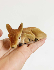 Klein geflockt vintage hertje. Retro bambi beeldje