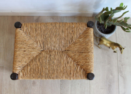 Houten vintage krukje met biezing zitting. Retro / boho bankje