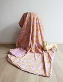 Vintage bloemetjes dekbedovertek met bloemen. Retro beddengoed