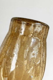 Amberkleurige glazen fles met een craquelé textuur. Vintage karaf met stop
