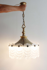Zware messing hanglamp met frosted iced glas. Vintage plafondlamp