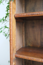 Antiek boekenkastje. Houten vintage kast met planken.