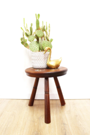 Vintage tripod plantentafeltje. Houten retro krukje / tafeltje