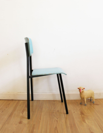 Vintage stoeltje voor de mini-me.  Blauwe retro stoel, zithoogte 31 cm