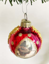 Rood / zilveren glazen vintage kerstbal met gouden sierrandje.