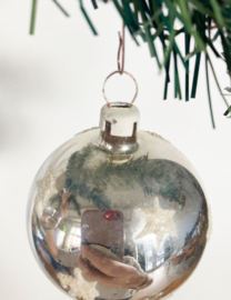 Set zilveren vintage kerstballen. Glazen kerstversiering, deukbal en sterretjes